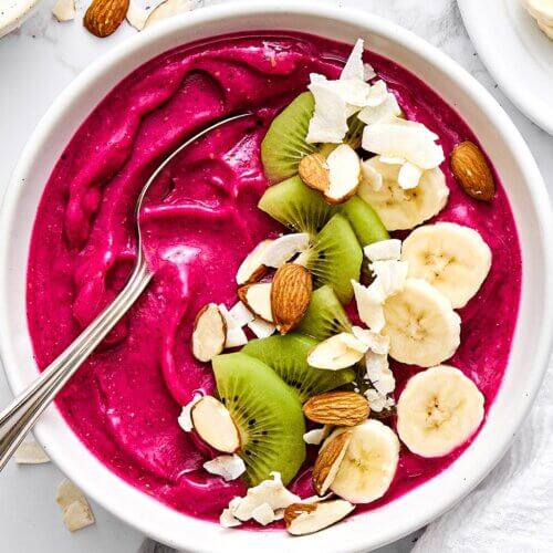 Easy pitaya smoothie bowl recipe.