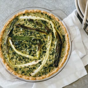 (gluten-free, paleo) Spinach artichoke quiche with grilled spring onions. The perfect healthy breakfast quiche!