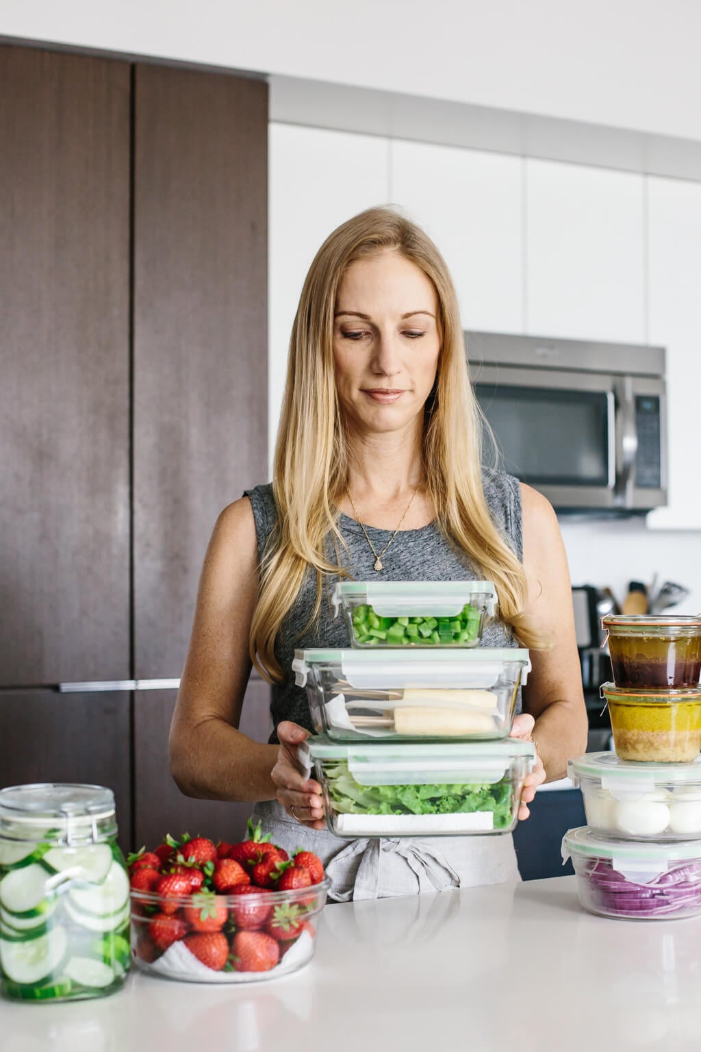 Have an endless supply of light and fresh meals throughout the summer with this new meal prep plan. Today I'm showing you how to turn 10 ingredients into delicious smoothies, vibrant salads and satiating snacks.