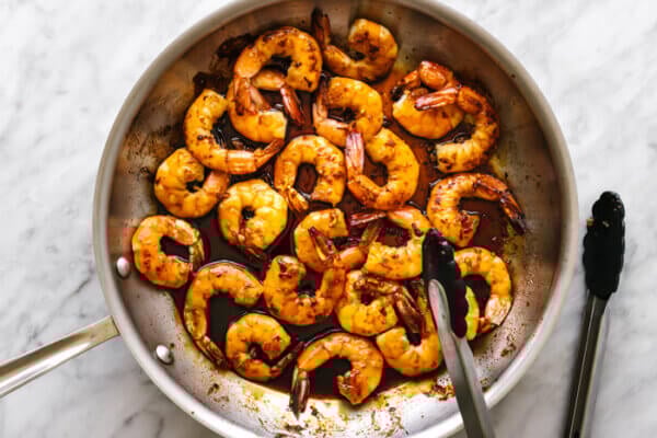 Cooking jumbo shrimp in honey garlic sauce