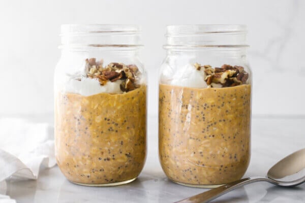 Jars of pumpkin pie overnight oats on a table