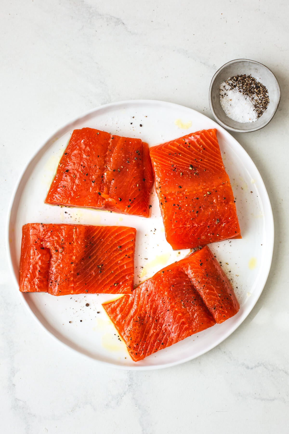 Seasoning salmon fillets