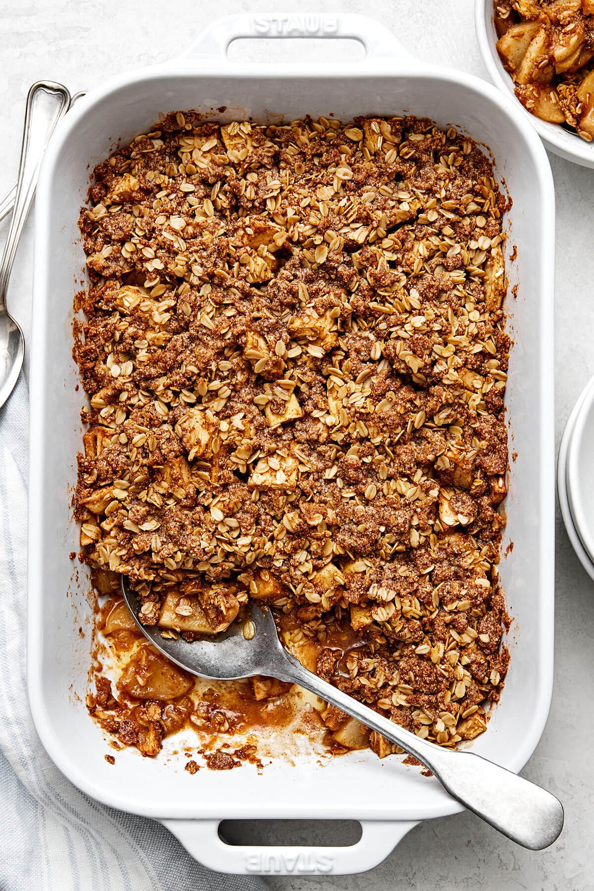 This apple crisp is the best holiday dessert with a sweet cinnamon apple filling and oat crumble topping — especially during Thanksgiving! A casserole dish of apple crisp.