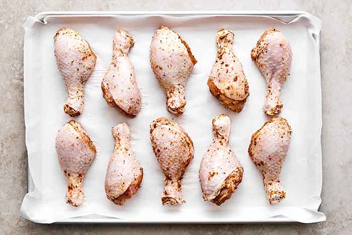 How to make baked chicken drumsticks.
