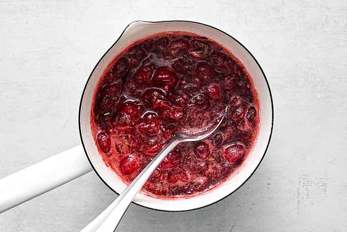 Step two: Cooking cranberries to make cranberry sauce,