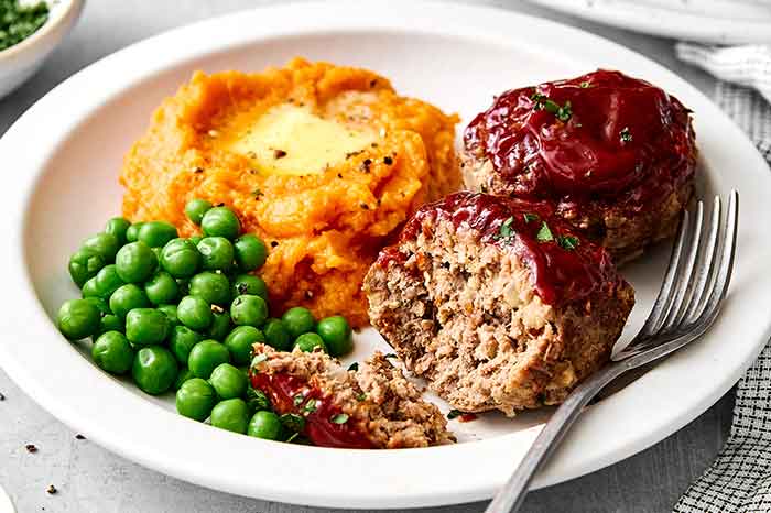How to make mini meatloaf muffns.