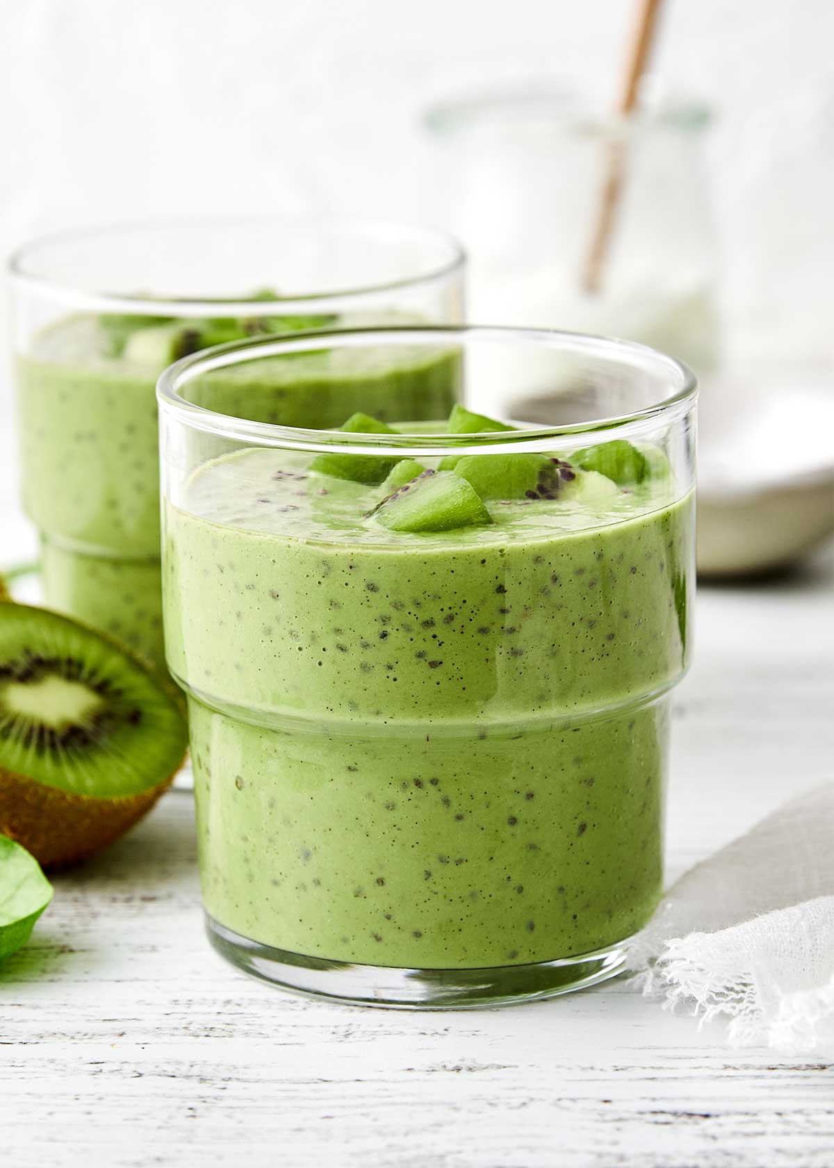 The kiwi breakfast smoothie is a nutritional powerhouse, perfectly filling, and so delicious. The perfect way to start your mornings! Kiwi smoothie in a cup.