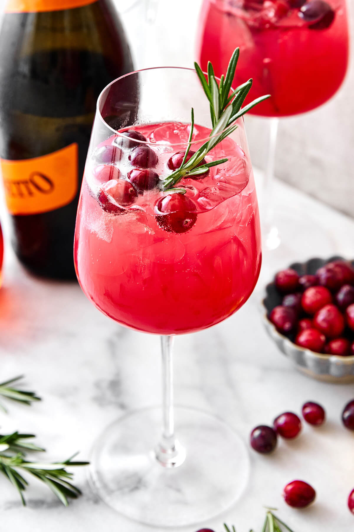 Cranberry spritz in a glas.
